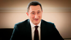 «Майно під загрозою»: Ексвіцепрем’єр Олексій Чернишов через суд ділить активи з дружиною, щоб уникнути конфіскації.